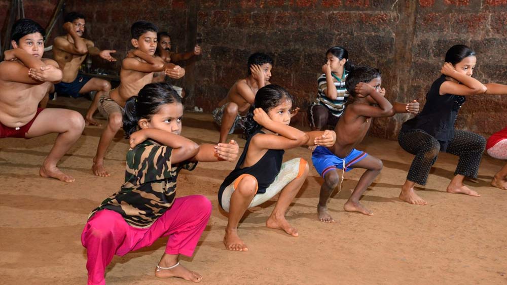 উত্তর কেরলের একটি ছোট শহর ভাদাকারা। সেখানে একটি আখড়ার গুরু মীনাক্ষী। ছাত্রীর সংখ্যাও নেহাদ মন্দ নয়।