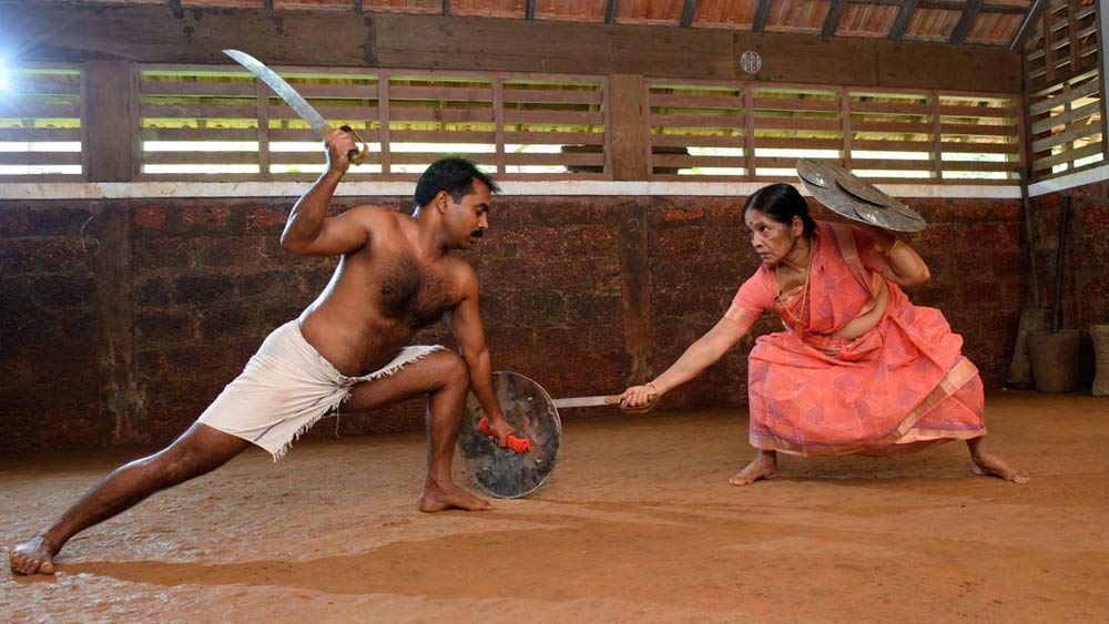 খুব ছোট থেকে এই অস্ত্রশিক্ষা নিয়েছেন মীনাক্ষী। এই ৮১ বছর বয়সে এসে নিজেকে ছাত্রী হিসেবেই দেখতে ভালবাসেন তিনি। চান আরও বেশি মহিলা এই প্রাচীন ভারতীয় মার্শাল আর্ট রপ্ত করুক।