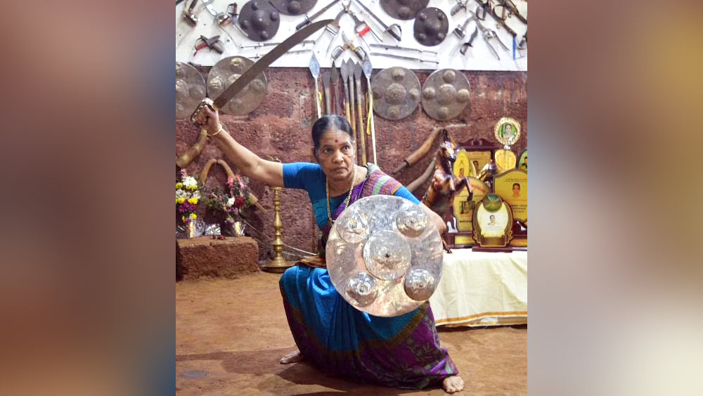 হাজার হাজার বছর আগে কেরলের নাইয়ার সম্প্রদায় এই কলারিপায়াত্তুর খেলত। শুধু তরবারি চালনা নয়, খালি হাত, লাঠি, ধারালো বস্তু দিয়েও এই প্রশিক্ষণ হয়। এই খেলায় ক্ষিপ্রতা বাড়ে। টানটান হয় চেহারা। 