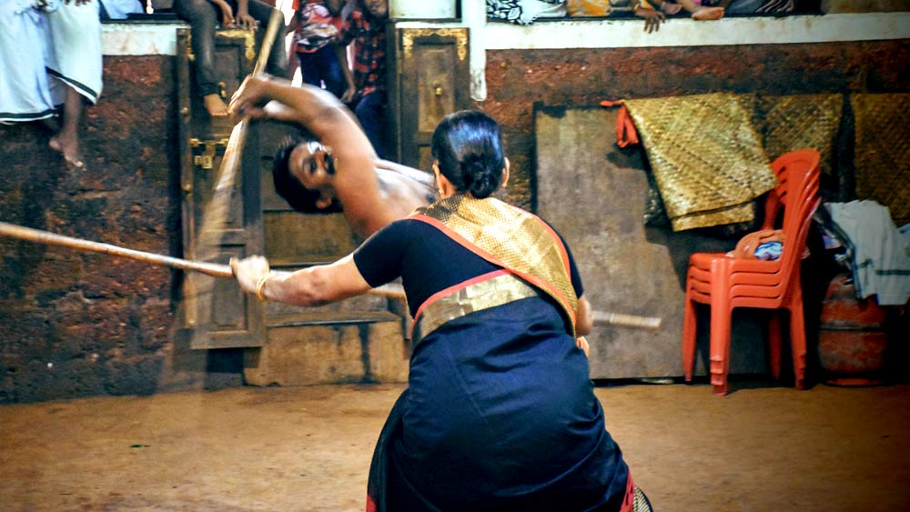 এই বয়সেও তিনি ঝকঝকে, কর্মক্ষম। মীনাক্ষী বলছেন সবই কলারিপায়াত্তুরের জন্য। তিনি জানান, শরীর এবং মনকে তরতাজা রাখতে কালারিপায়াত্তুরের জুড়ি নেই।