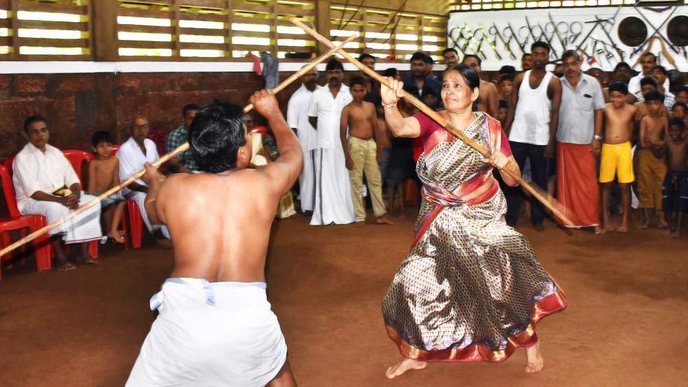 এক সময় দক্ষিণ ভারতের নারী-পুরুষ নির্বিশেষে এই প্রশিক্ষণ নিত। তাঁদের নিয়ে বহু বীরগাথা রয়েছে।