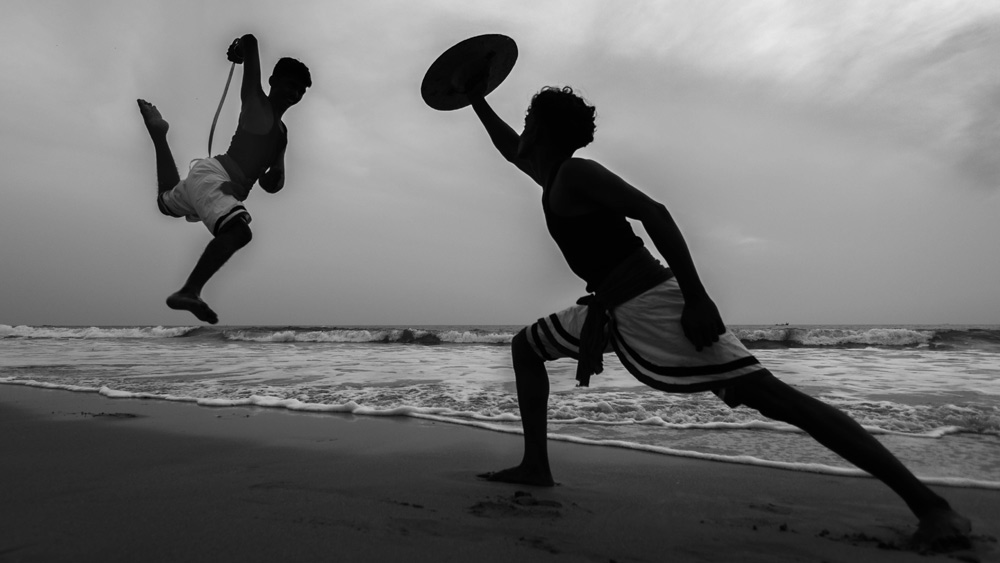 কফিনে শেষ পেরেক পুঁতে দেয় ব্রিটিশরা। উইলিয়াম বেন্টিঙ্কের শাসনকালে আধুনিক সব অস্ত্র আসতে শুরু করে। ইংরেজ শাসনকালে নিষিদ্ধ করা হয় কলারিপায়াত্তুরকে।