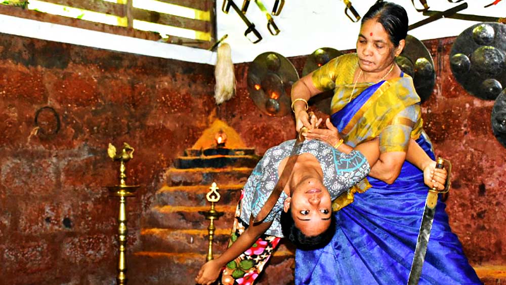 মীনাক্ষী আম্মা তাঁদেরই উত্তরসূরি। তাঁর কথায়, ‘‘সাত বছর বয়সে আমি কলারিপায়াত্তুর শেখা শুরু করি। ভরতনাট্যম শিখতাম। সেই শিক্ষকের পরামর্শে বাবা আমাকে এই প্রশিক্ষণ দিতে শুরু করেন। তাঁর গুরু ছিলেন প্রখ্যাত ‘শিল্পী’ ভিপি রাঘবন। তাঁর সঙ্গেই পরে বিয়ে হয় মীনাক্ষী আম্মার।