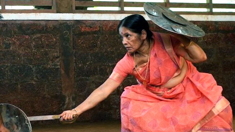 সে সময় বাল্যবিবাহের চল। অল্প বয়সে মা হয়ে সংসার করতেন মহিলারা। কিন্তু মীনাক্ষী ছিলেন আলাদা। বিয়ের পর স্বামীর কাছে চলত তাঁর কলারিপায়াত্তুর প্রশিক্ষণ। 