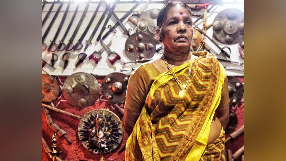 মীনাক্ষীর কথায়, ‘‘কলারিপায়াত্তুর থেকে এক বারই দূরে গিয়েছিলাম। তখন আমি সন্তানসম্ভবা ছিলাম। তার পরে আবার এই শিল্পকে আঁকড়ে ধরেছি।’’