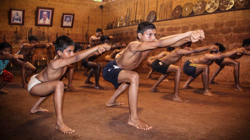 ২০০৯ সাল থেকে স্বামীর আখড়ার দায়িত্ব নিয়েছেন মীনাক্ষী। কেরল তো বটেই, সারা ভারতে ছড়িয়ে-ছিটিয়ে রয়েছে তাঁর ছাত্র-ছাত্রী।