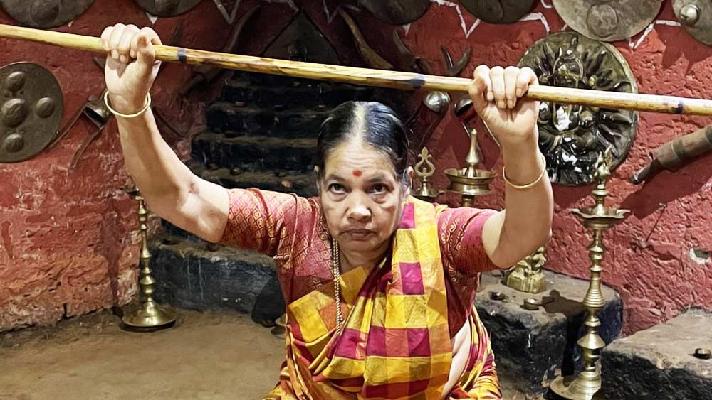 মীনাক্ষীর কথায়, ‘‘নিজের সুরক্ষা নিজেকে করতে হয়। সবই মেয়ের কলারিপায়াত্তুর শেখা উচিত। শুধু ক্ষমতায়ন নয়, শারীরিক সক্ষমতা, একাগ্রতা, নিজের শরীর এবং মনের উপর নিয়ন্ত্রণে সাহায্য করে।’’ 