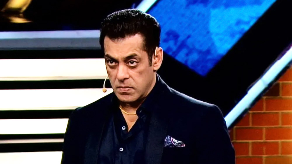 শো চলাকালীন সলমন এ কথাও বলেছিলেন যে, বিগ বসের বাড়ির ভিতর এমন কয়েক জন থাকতে শুরু করেছেন যাঁদের সলমন নিজের বাড়িতেও নিমন্ত্রণ জানাবেন না। এই কথাটি ভাইজান যে পরোক্ষ ভাবে শক্তি কপূরের উদ্দেশেই বলেছেন তা সকলেই বুঝতে পেরেছিলেন।