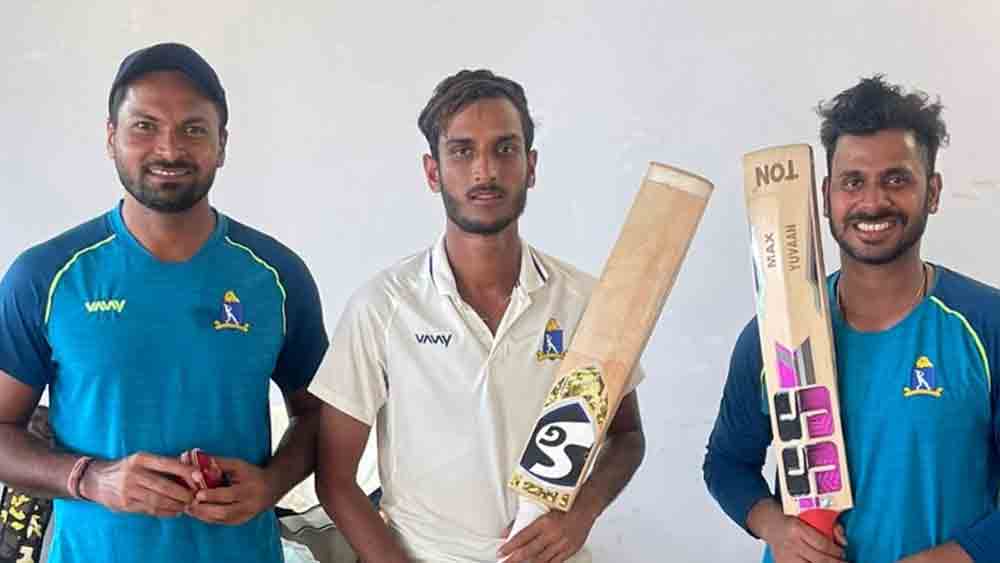 বুধবারে বাংলাকে লড়াইয়ে রাখলেন মুকেশ কুমার, শাহবাজ আহমেদ এবং মনোজ তিওয়ারি।