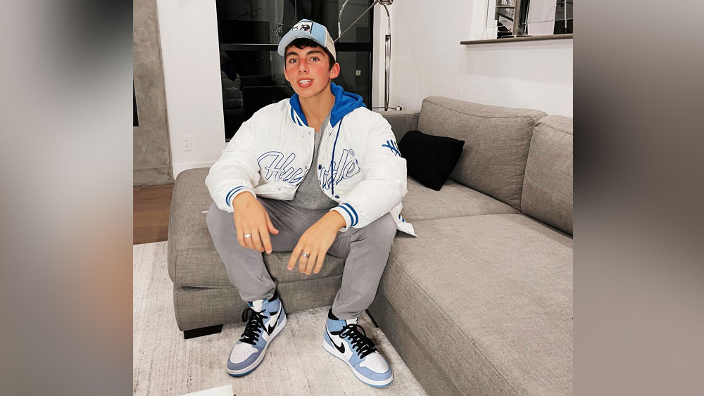 হাজার হাজার ডলার মূল্যের জুতো সংগ্রহ করে ডোনাল্ড। তার কাছে এমনও জুতো রয়েছে যেখানে ‘সেল্ফ লেসিং বাটন’ রয়েছে অর্থাৎ একটি বোতেম টিপলে নিজে থেকেই জুতোর ফিতে বেঁধে ফেলা যায়।