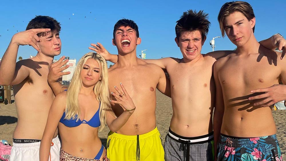 সেখানে কখনও হাঙরকে সঙ্গী করে সাঁতার কেটেছে, কখনও বিলাসবহুল রিসর্টে বন্ধুদের সাথে আড্ডায় মেতে থাকতেও দেখা গিয়েছে তাকে।