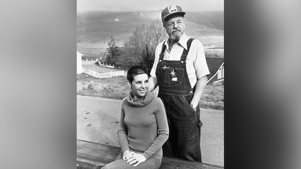 সিনানন-প্রধান চার্লস অনুগামীদের বুঝিয়েছিলেন শিশুদের জন্ম দেওয়া উচিত কাজ নয়। আর সেই কারণেই তিনি তাঁর পুরুষ অনুরাগীদের বন্ধ্যত্বকরণের জন্য চাপ দিতেন। চার্লস বহু মহিলা অনুগামীকে গর্ভপাতেও বাধ্য করেছিলেন।