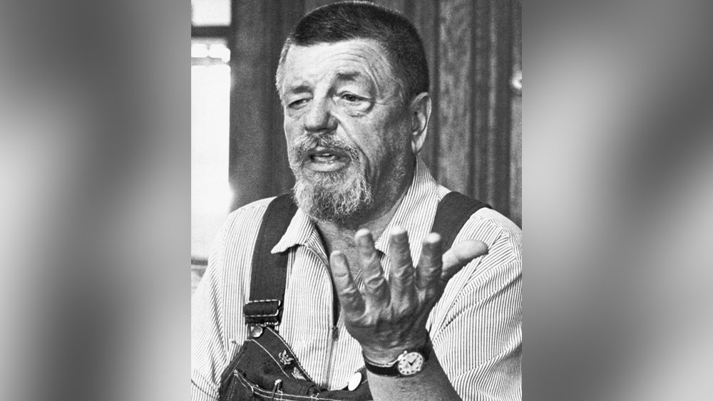 ১৯৭৮ সালের ২ ডিসেম্বর পুলিশ সিনাননের প্রধান ডেরায় অভিযান চালিয়ে চার্লসকে তাঁর লেক হাভাসুর বাড়িতে গৃহবন্দি করে রাখে। তাঁকে পাঁচ বছরের জন্য নজরবন্দি করে রাখার সাজা শোনানো হয় এবং প্রায় তিন লক্ষ ৭৩ হাজার টাকা জরিমানা করা হয়। এ-ও নির্দেশ দেওয়া হয়, চার্লস আর সিনানন চালাতে পারবেন না।