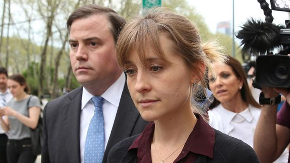 নেক্সিয়াম: ১৯৯৮ সালে কিথ রেনিয়ের নেক্সিয়াম নামে এক বিশেষ গোষ্ঠীর প্রবর্তন করেন। নেক্সিয়াম বিশেষ ধর্মাবলম্বী গোষ্ঠীগুলির মধ্যে অন্যতম চর্চিত গোষ্ঠী হয়ে ওঠে। ২০১৮ সালে প্রকাশ্যে আসে যে নেক্সিয়াম আসলে যৌন ধর্মাচরণ করত। নেক্সিয়ামের মোট ১৮ হাজার সদস্য ছিল। যাঁদের মধ্যে অন্যতম ছিলেন অভিনেত্রী অ্যালিসন ম্যাক।