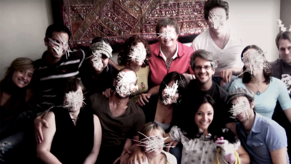 এই গোষ্ঠীর গুরু কিথ ধর্মাচরণ করার জন্য একটি বিশেষ জায়গা তৈরি করছিলেন। এই বিশেষ জায়গায় মহিলা অনুগামীদের যৌনদাসী হিসেবে ব্যবহার করা হত। এই জায়গায় কিথ নিজের মহিলা অনুরাগীদের সঙ্গে অবাধ যৌন মিলন করতেন এবং এই মহিলা অনুরাগীরা যাতে কখনও কারও কাছে মুখ না খোলেন তার জন্য তাঁদের নগ্ন ছবি তুলে রাখতেন।