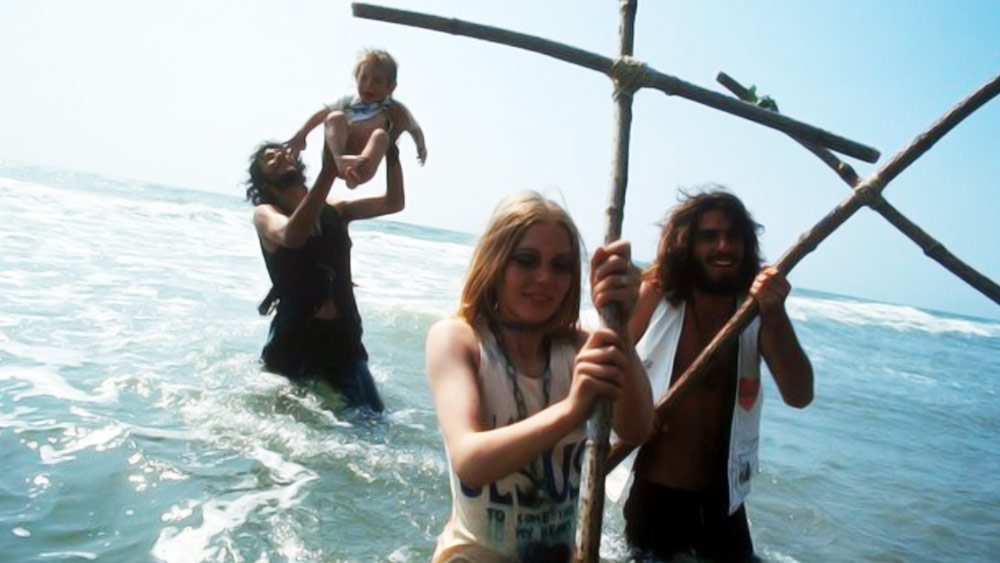 চিলড্রেন অব গড: ১৯৬৮ সালে ক্যালিফোর্নিয়ার হান্টিংটন বিচে ধর্মদ্রোহী প্রচারক ডেভিড বার্জ ‘টিনস ফর ক্রাইস্ট’ নামে বিশেষ বিশ্বাস মতে চলা গোষ্ঠী শুরু করেন।