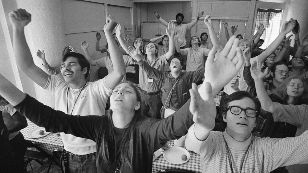  সারা বিশ্ব জুড়ে এই গোষ্ঠীর সদস্য সংখ্যা ছিল ১৫ হাজার। ১৯৭০-এর দশকে ধর্মাচরণের আড়ালে অবাধে যৌনচর্চার জন্য এই গোষ্ঠী কুখ্যাত হয়ে ওঠে। এমনকি, এই গোষ্ঠীর মহিলা অনুগামীরা ‘ধর্মীয় পতিতা’-র তকমা পান।