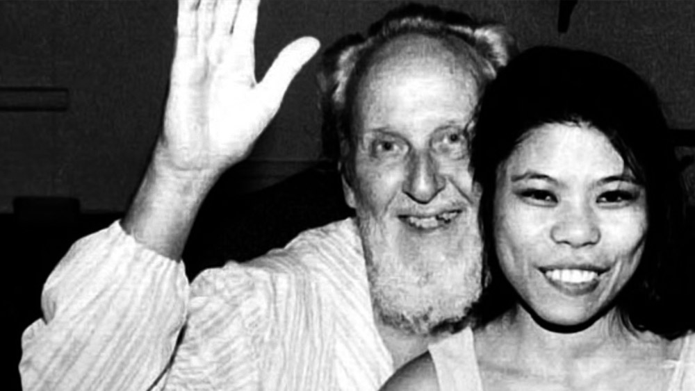 গোষ্ঠীপ্রধান বার্জ শিশুদেরও যৌনমিলনের জন্য উৎসাহিত করতেন বলে অভিযোগ ওঠে। এই অভিযোগও ওঠে, গোষ্ঠীতে যোগ দেওয়ায় প্ররোচনা  দিতে তিনি মহিলা অনুরাগীদের অন্য পুরুষদের সঙ্গে সঙ্গম করতে চাপ দিতেন।