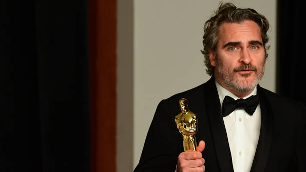 বলিউডের অস্কারজয়ী অভিনেতা জোয়াকিন ফিনিক্স এবং রোজ ম্যাকগোয়ানের পরিবারও এই গোষ্ঠীর সঙ্গে জড়িয়ে পড়েন। তবে পরে তাঁরা এই দল ছেড়ে বেরিয়ে আসেন।