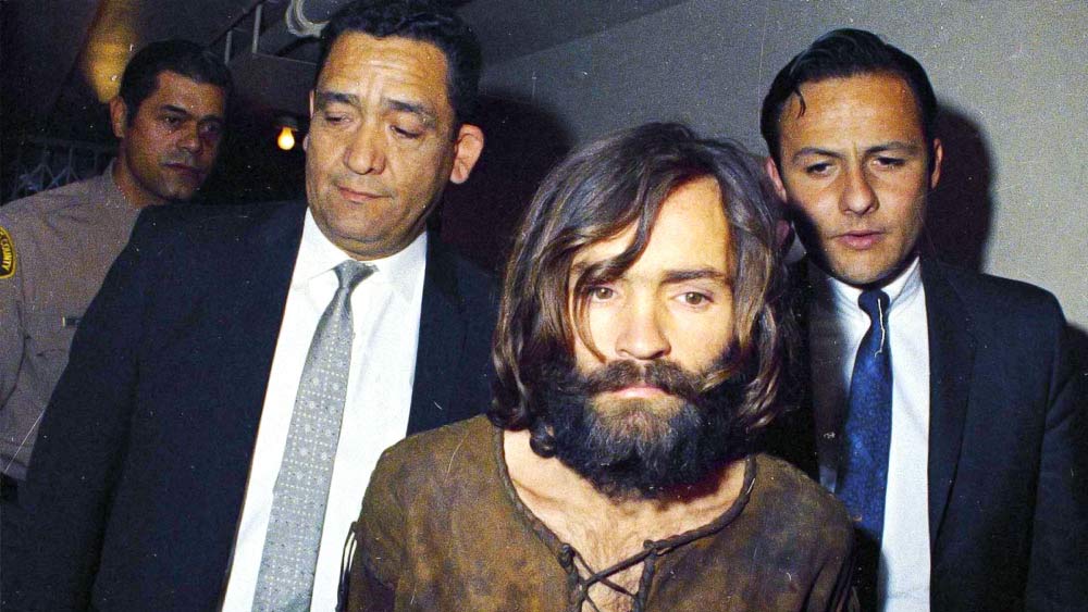 দ্য ম্যানসন ফ্যামিলি: কারাগার থেকে মুক্তি পাওয়ার পর, দীর্ঘ দিন জেল খাটা অপরাধী চার্লস ম্যানসন লস এঞ্জেলসে ‘ম্যানসন ফ্যামিলি’ নামে এক বিশেষ গোষ্ঠী শুরু করেন।