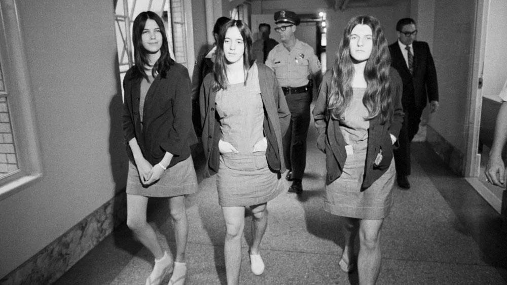 মস্তিষ্কে প্রভাব ফেলা মাদকসেবন, অবাধ যৌনাচার এবং মন নিয়ন্ত্রণ করা এই গোষ্ঠীর প্রধান আদর্শ হয়ে ওঠে। দলের সদস্যদের এই আদর্শ মেনে চলা ছিল বাধ্যতামূলক।