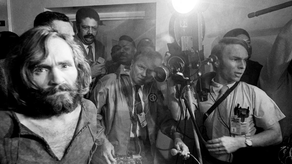 ম্যানসন নিজেকে দেবদূত হিসাবে জাহির করেছিলেন। তাঁর সদস্যদের মানুষ খুন করার প্ররোচনা দিতেও শুরু করেন ম্যানসন। ১৯৬৯ সালের ৮ অগস্ট, এই গোষ্ঠীর সদস্যেরা আমেরিকার অভিনেত্রী শ্যারন টেট-সহ পাঁচ জনকে নির্মম ভাবে খুন করেন। ঘটনাচক্রে শ্যারন ছিলেন বিখ্যাত পরিচালক রোমান পোলানস্কির স্ত্রী। এর ঠিক পরের দিন অর্থাৎ ৯ অগস্ট রাতে ম্যানসনের নির্দেশে ‘ম্যানসন ফ্যামিলি’-র সদস্যেরা রোজমেরি এবং লেনো লাবিয়ানকাকে খুন করেন।