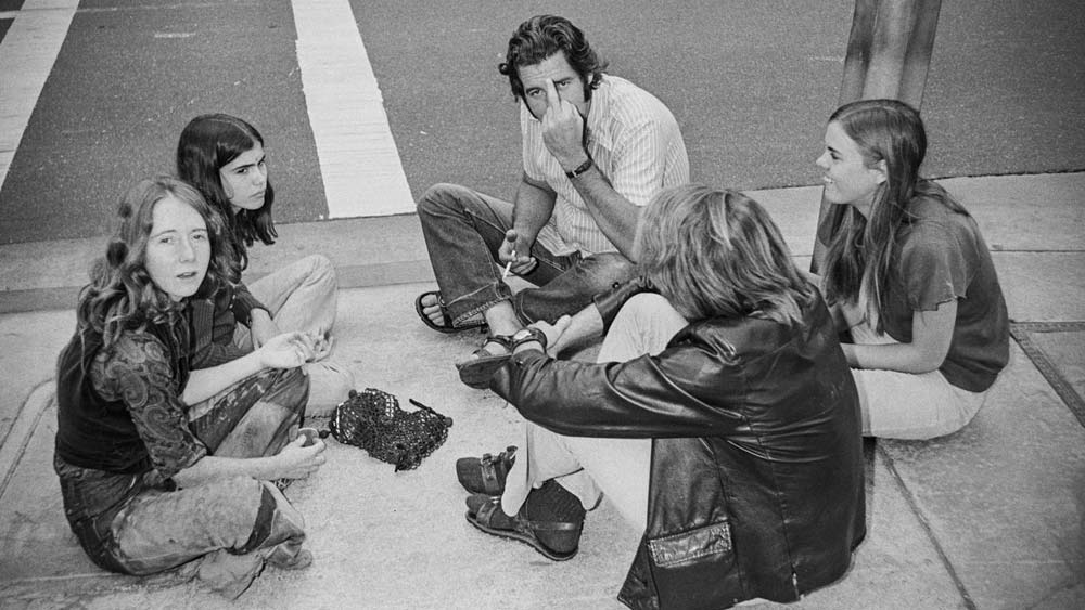  ১৯৭১ সালে, ম্যানসনকে খুনের অভিযোগে দোষী সাব্যস্ত করা হয় এবং যাবজ্জীবন কারাদণ্ড দেওয়া হয়। ২০১৭ সালের ১৯ নভেম্বর ৮৩ বছর বয়সে ম্যানসন মারা যান।