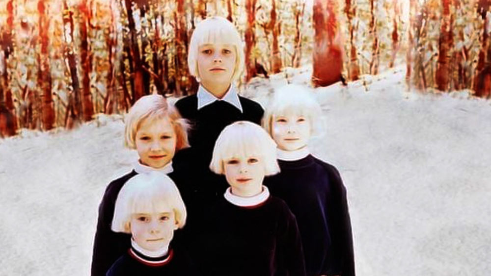 দ্য ফ্যামিলি: ‘দ্য ফ্যামিলি’ ছিল এক বিশেষ ধর্মাবলম্বী গোষ্ঠী, যা দুই দশকেরও বেশি সময় ধরে অস্ট্রেলিয়ায় সক্রিয় ছিল। এই গোষ্ঠীর নেতৃত্বে ছিলেন যোগগুরু অ্যান হ্যামিল্টন বাইর্ন। অ্যান নিজেকে জিশু খ্রিস্টের রূপ হিসাবে পরিচয় দিতে শুরু করেন। তাঁর দাবি ছিল যে, তাঁর শরীরের মাধ্যমে জিশু খ্রিস্ট পুনর্জন্ম নিয়েছেন।