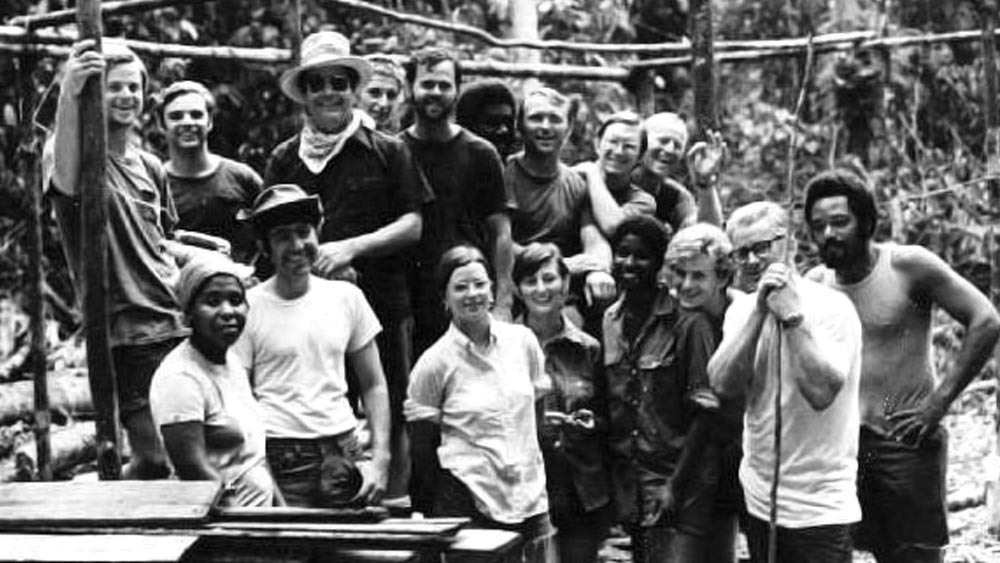 তবে জিম বিশ্বাস করতে শুরু করেন যে পারমাণবিক যুদ্ধ আসন্ন। আর সেই কারণেই গোষ্ঠীর সদস্যদের নিয়ে তিনি ক্যালিফোর্নিয়ার ইউরেকাতে চলে যান। ভেবেছিলেন এর থেকে নিরাপদ জায়গা আর হতে পারে না। তবে এর পরেও ভয় জিমের পিছু ছাড়েনি। ১৯৭৭ সালে জিম আবার ‘দ্য পিপলস টেম্পল’-কে দক্ষিণ আমেরিকার গুয়ানার একটি প্রত্যন্ত জায়গায় স্থানান্তরিত করেন। নাম দেন জোনসটাউন।