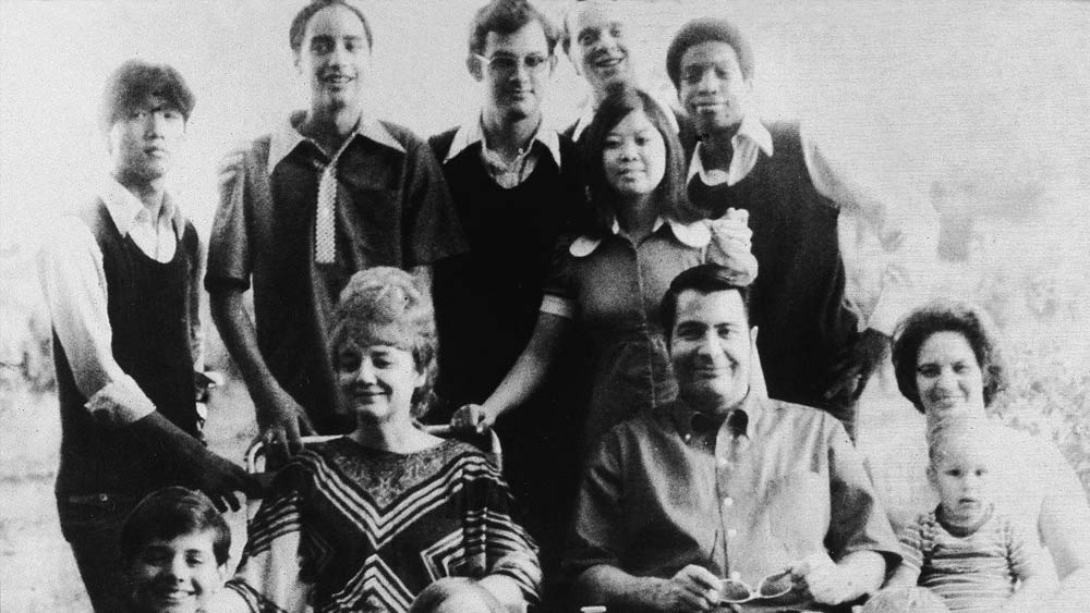 খুব শীঘ্রই জোনসটাউন একটি বন্দি শিবিরে পরিণত হয়। সদস্যদের প্রকাশ্যে মারধর থেকে শুরু করে কারাগারে বন্দি করে রাখা, কী হত না জোনসটাউনে? এমনকি, সদস্যদের জোর করে মাদক নিতে বাধ্য করা হত। ১৯৭৮ সালে রাজনীতিবিদ লিও রায়ান এই গোষ্ঠীর বিরুদ্ধে ওঠা অভিযোগগুলির তদন্ত করার জন্য জোনসটাউনে পৌঁছন। কিন্তু লিও সেখানে পৌঁছতেই পিপলস টেম্পলের নিরাপত্তারক্ষীরা তাঁর উপর গুলি চালান।