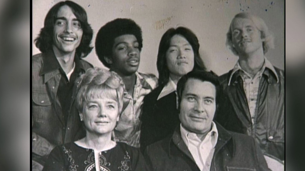 বিপদ আসন্ন বুঝে সেই দিনই গোষ্ঠীর সদস্যদের জিম সায়ানাইড বিষ এবং মাদক মেশানো শরবত পান করতে বাধ্য করেন। যাঁরা এটি পান করতে রাজি হননি, তাঁদের শরীরে জোর করে এই বিষ ইনজেকশনের মাধ্যমে প্রবেশ করানো হয়। এই ঘটনায় মোট ৯১৮ জন মারা গিয়েছিলেন। আমেরিকার ইতিহাসে একসঙ্গে এত জন সাধারণ নাগরিক মারা যাওয়ার নিরিখে ৯/১১-এর পরেই স্থান পায় এই ঘটনা।