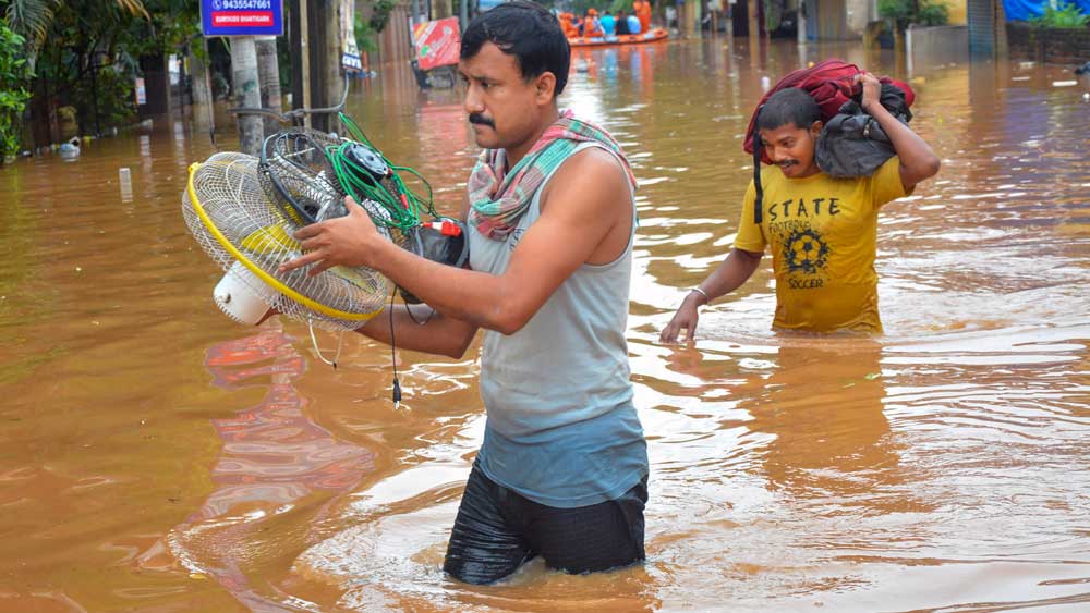 ভরলু নদী জলে ভরে থাকায় শহরের জল নিষ্কাশনও সম্ভব হচ্ছে না। 