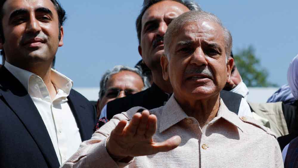 সেই পরিসংখ্যান অনুযায়ী জানা যাচ্ছে, বর্তমান পাক প্রধানমন্ত্রী শাহবাজ শরিফ ও প্রাক্তন প্রধানমন্ত্রী ইমরান খানের স্ত্রী-রা তাঁদের স্বামীর থেকে অনেক বেশি ধনী। 