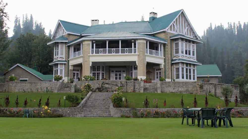 নয়টি কৃষি সংক্রান্ত সম্পত্তি, লাহৌর ও হাজারা ডিভিশনে একটি করে বাড়িও রয়েছে তাঁর। 