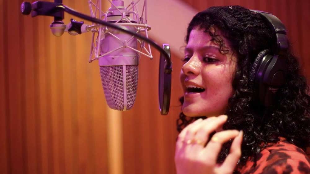 শুধু কথা নয়, গান জনপ্রিয় হওয়ার পিছনে সেই গান কে গাইছেন তা-ও যথেষ্ট গুরুত্বপূর্ণ। গান ‘হিট’ করানোর জন্য নেপথ্যগায়কের অবদান অনস্বীকার্য।