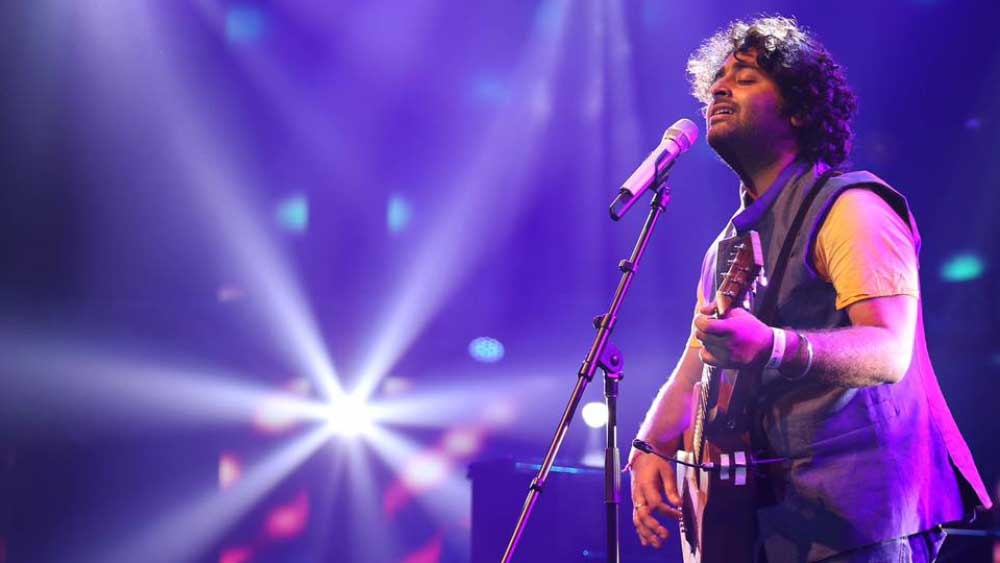 বলিউডে জনপ্রিয় সঙ্গীতশিল্পীদের মধ্যে প্রথমেই যাঁর নাম আসে তাঁর সুরের জাদুতে মোহিত সারা ভারতবর্ষ। তিনি অরিজিৎ সিংহ। মুর্শিদাবাদের জিয়াগঞ্জ থেকে উঠে আসা এই শিল্পী খুব শীঘ্রই জায়গা করে নিয়েছেন বলি-মহলে। রিয়্যালিটি শো থেকে কেরিয়ারের সূত্রপাত হলেও তিনিই এখন বলিউডের এক নম্বর গায়ক বলে একাংশের মত।