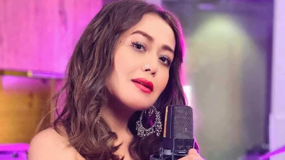 নেহা কক্কর জানেন কী ভাবে শ্রোতাদের গানের মাধ্যমে মুগ্ধ করতে হয়। বর্তমানে বলিউডের সুপারহিট আইটেম নম্বরগুলির বেশির ভাগই নেহার গাওয়া। একটি গান গাইতে নেহা নাকি ১০ থেকে ১৫ লক্ষ টাকা পারিশ্রমিক নেন।