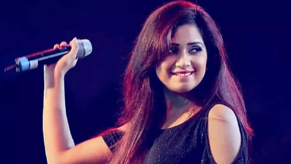 বলিউড সঙ্গীত মহলে গায়িকা হিসেবে শ্রেয়া ঘোষাল প্রায় দু’দশক ধরে রাজ করছেন। শ্রেয়ার কণ্ঠ শ্রোতাদের মন ছুঁয়ে যায় বলেই ভক্তকুলের দাবি। তাঁর গাওয়া গানগুলি জনপ্রিয়তার শীর্ষে পৌঁছেছে। হিন্দি ছাড়াও শ্রেয়া একাধিক ভাষায় গান গেয়েছেন। নেপথ্যগায়িকা হিসেবে শ্রেয়া নাকি ২০ থেকে ২৫ লক্ষ টাকা পারিশ্রমিক নেন৷