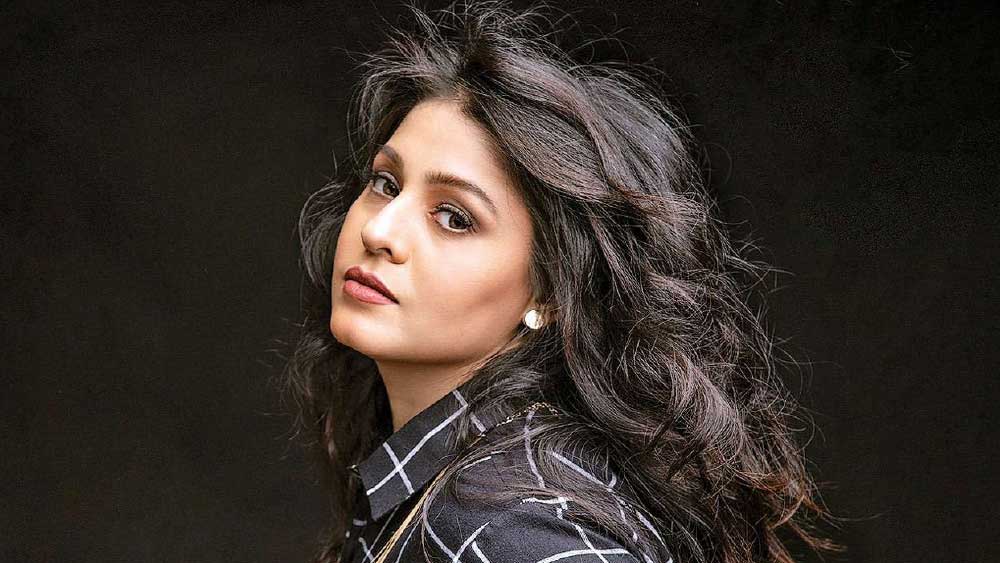 শ্রেয়ার পাশাপাশি বলিউডের জনপ্রিয় নেপথ্যগায়িকা হিসেবে উঠে আসে সুনিধি চৌহানের নাম। সুনিধির গলার তীক্ষ্ণতা অনেক দিন ধরেই তাঁর ভক্তকুলের মন জয় করে আসছে। বলি-মহলে গায়িকা হিসেবে শ্রেয়ারও আগে পা দিয়েছেন সুনিধি। সুনিধিও শ্রেয়ার মতো হিন্দি ছাড়া একাধিক আঞ্চলিক ভাষায় গান গেয়েছেন এবং তিনিও ভারতবর্ষের প্রতিটি রাজ্যেই গায়িকা হিসেবে জনপ্রিয়। এক একটি গান গাইতে তিনি প্রায় ১০ থেকে ১৫ লক্ষ টাকা পারিশ্রমিক নেন।