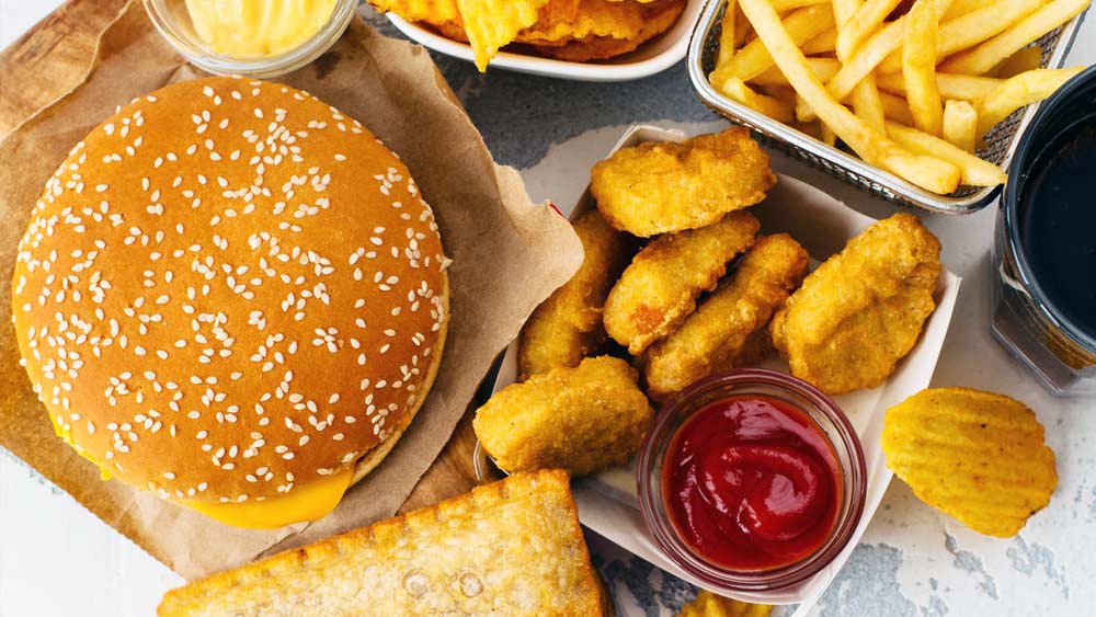 এই ধরনের খাবার খেলে ওজন যেমন অস্বাভাবিক মাত্রায় বাড়তে থাকে, তেমন শরীরে ক্ষতিকর উপাদানের পরিমাণও বৃদ্ধি পেতে থাকে।