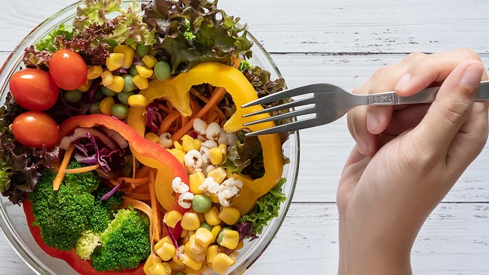 যদি অপুষ্টিকর খাদ্যের উপর কর বৃদ্ধি করা যায়, তা হলে গ্রাহকরা স্বাভাবিক ভাবেই স্বল্প মূল্যের স্বাস্থ্যকর খাবারের দিকে ঝুঁকতে শুরু করবেন।