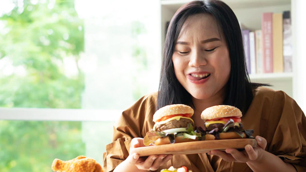 এমনকি, বার্গার, পিৎজার মতো ফ্যাটযুক্ত খাবারের প্যাকেটের গায়ে যদি ‘এই খাবার শিশুদের জন্য স্বাস্থ্যকর নয়’, ‘এই খাবার স্থূলতা বৃদ্ধির কারণ’— ইত্যাদি সতর্কবার্তা উল্লেখ করা থাকে, তা নজরে পড়লে অনেকেই এই খাবার আর কিনবে না।