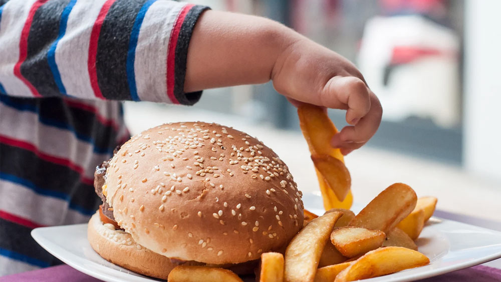 এতে হিতে বিপরীতই হয়েছে। লোকে তবুও বেশি দাম দিয়ে ‘জাঙ্ক ফুড’ কিনতে থাকে। কিন্তু আমেরিকা এবং কানাডাকে পিছনে ফেলে জাপান একটি অভিনব পদ্ধতি চালু করে।