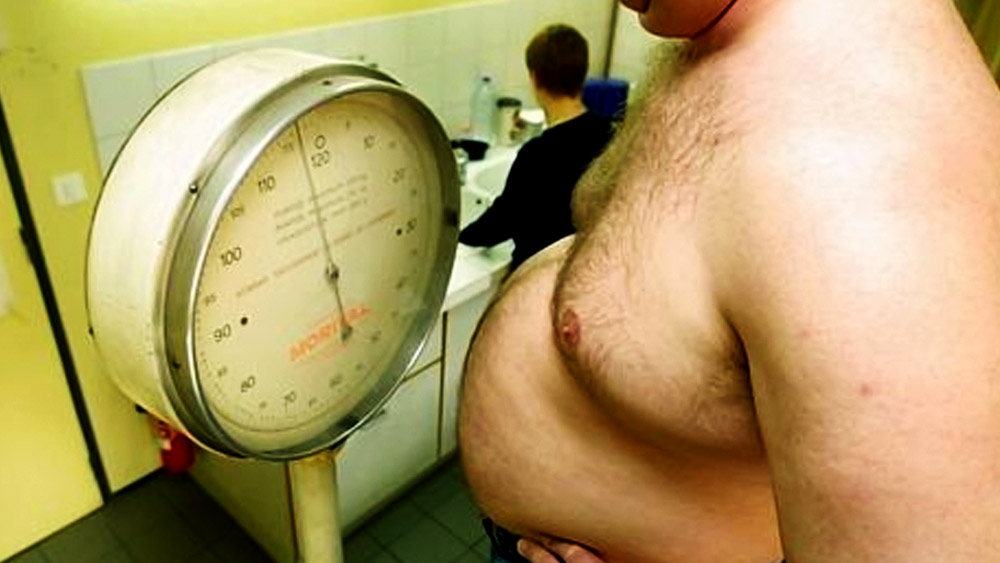 বলা হয়েছে, পুরুষ কর্মীদের ওজন ৬২.৫ কিলোগ্রাম এবং মহিলা কর্মীদের ওজন ৫২.৯ কিলোগ্রামের মধ্যে থাকতে হবে। প্রতি বছর অন্তত ৬৫ শতাংশ কর্মীর ওজন মাপাতেই হবে— এমনই নির্দেশ দেওয়া রয়েছে।