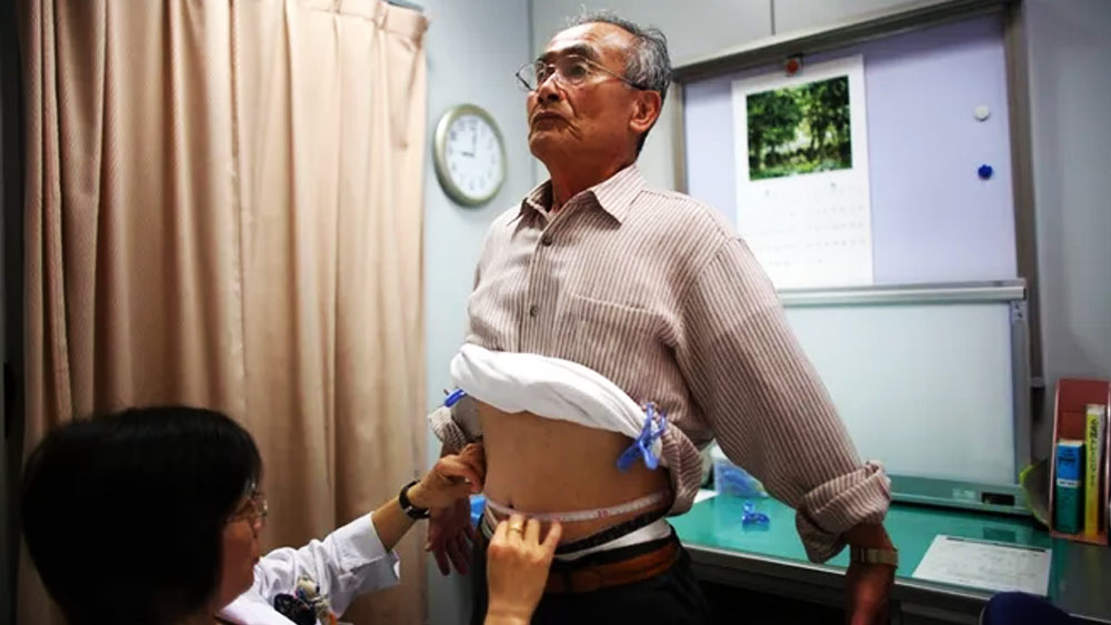 কোমরের পরিমাপও নির্দিষ্ট। পুরুষ ও মহিলা বিশেষে এর মান যথাক্রমে ৩৩.৫ ইঞ্চি এবং ৩৫.৪ ইঞ্চি। জাপান সরকারের এক মাত্র লক্ষ্য, ২০১৫ সাল অবধি নাগরিকদের স্থূলতার হার ২৫ শতাংশ হ্রাস করা।