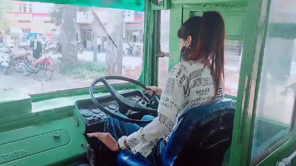 সমাজের সমস্ত প্রচলিত ধ্যানধারণা ভেঙে চুরমার করে মাত্র ২২ বছর বয়সে অ্যাম্বুল্যান্সের স্টিয়ারিং হাতে তুলে  নিয়েছেন তিনি। ন্যান্সি কাটনোরিয়া। তিনিই হিমাচল প্রদেশের প্রথম মহিলা অ্যাম্বুল্যান্স চালক। সারা ভারতে দ্বিতীয়।