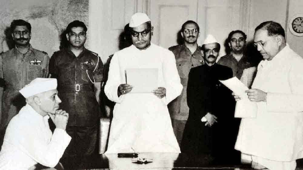 স্বাধীন ভারতের সংবিধান গৃহিত হওয়ার দিন থেকেই (১৯৫০ সালের ২৬ জানুয়ারি) প্রজাতন্ত্রের প্রথম রাষ্ট্রপতি হিসাবে দায়িত্ব পালন শুরু করেন বাবু রাজেন্দ্রপ্রসাদ। বিহারের এই কংগ্রেস নেতা স্বাধীন ভারতের প্রথম কৃষিমন্ত্রী হয়েছিলেন।