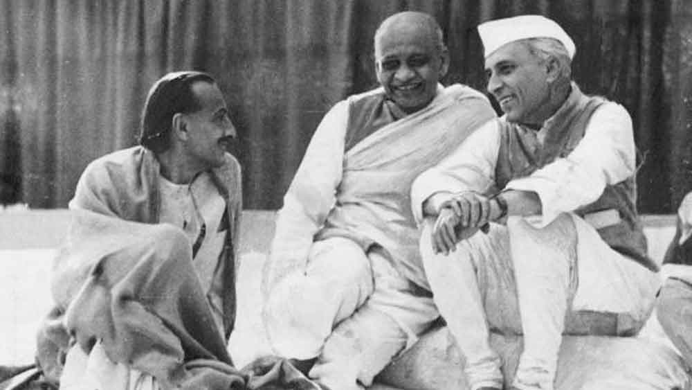 সে সময় প্রকাশিত নানা খবরে দাবি করা হয়েছিল, প্রথম রাষ্ট্রপতি হিসেবে তামিলনাড়ুর প্রাক্তন কংগ্রেস নেতা চক্রবর্তী রাজাগোপালাচারীকে চেয়েছিলেন প্রধানমন্ত্রী জওহরলাল নেহরু। কিন্তু উপপ্রধানমন্ত্রী বল্লভভাই পটেলের ‘তৎপরতায়’ রাষ্ট্রপতি হন রাজেন্দ্রপ্রসাদ।