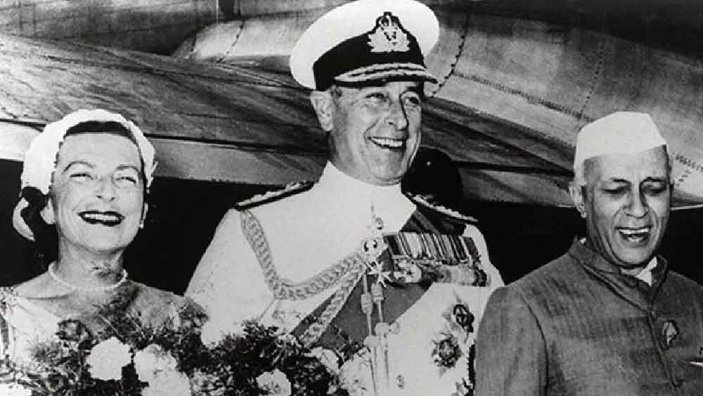 ১৯৪৭-এর ১৫ অগস্ট থেকে ১৯৪৮ সালের ২১ জুন পর্যন্ত গভর্নর জেনারেল পদে ছিলেন ব্রিটিশ শাসনাধীন ভারতের শেষ ভাইসরয় লর্ড মাউন্টব্যাটন। প্রথম প্রধানমন্ত্রী জওহরলাল নেহরুকে শপথবাক্য পাঠ করিয়েছিলেন তিনি।