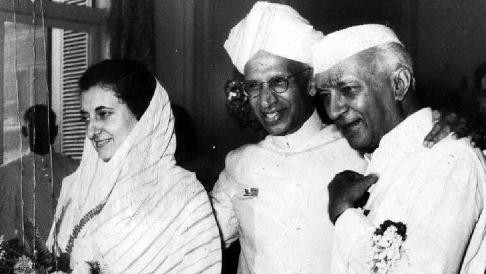 ১৯৫২ সালেই দেশের প্রথম উপরাষ্ট্রপতি হিসাবে নির্বাচিত হয়েছিলেন বিশিষ্ট শিক্ষাবিদ সর্বপল্লি রাধাকৃষ্ণণ। মস্কোয় ভারতীয় রাষ্ট্রদূত পদে থাকা রাধাকৃষ্ণণকে সে সময় ভারতে ফিরিয়ে এনে দেশের দ্বিতীয় নাগরিক করার নেপথ্যে নাকি ছিলেন নেহরুই।